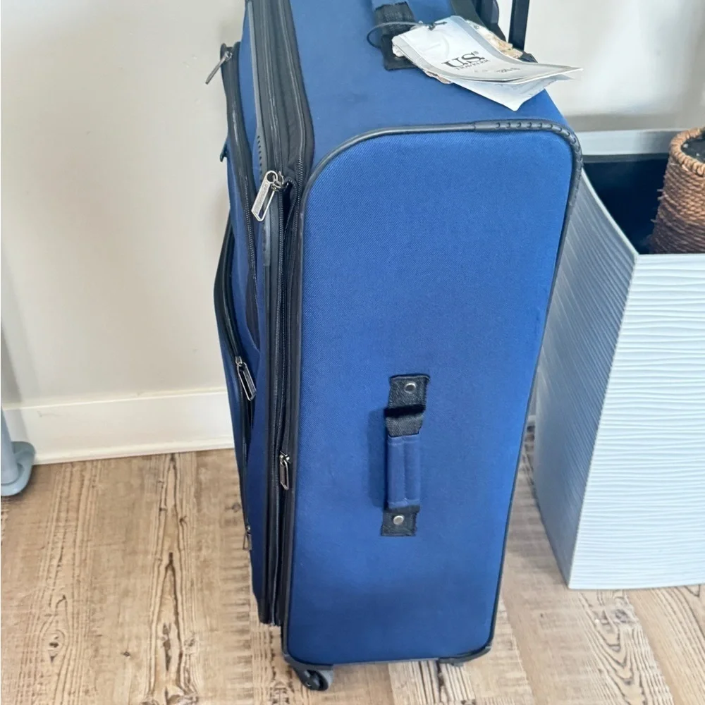 U.S. Traveler Aviron Bay exp. Softside Wheels,Navy, carry on Spinner Luggage
